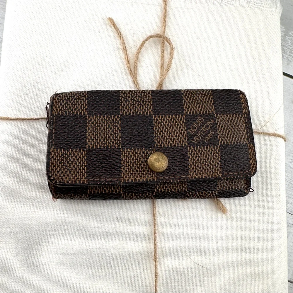 AUTHENTIC Louis Vuitton key holder.